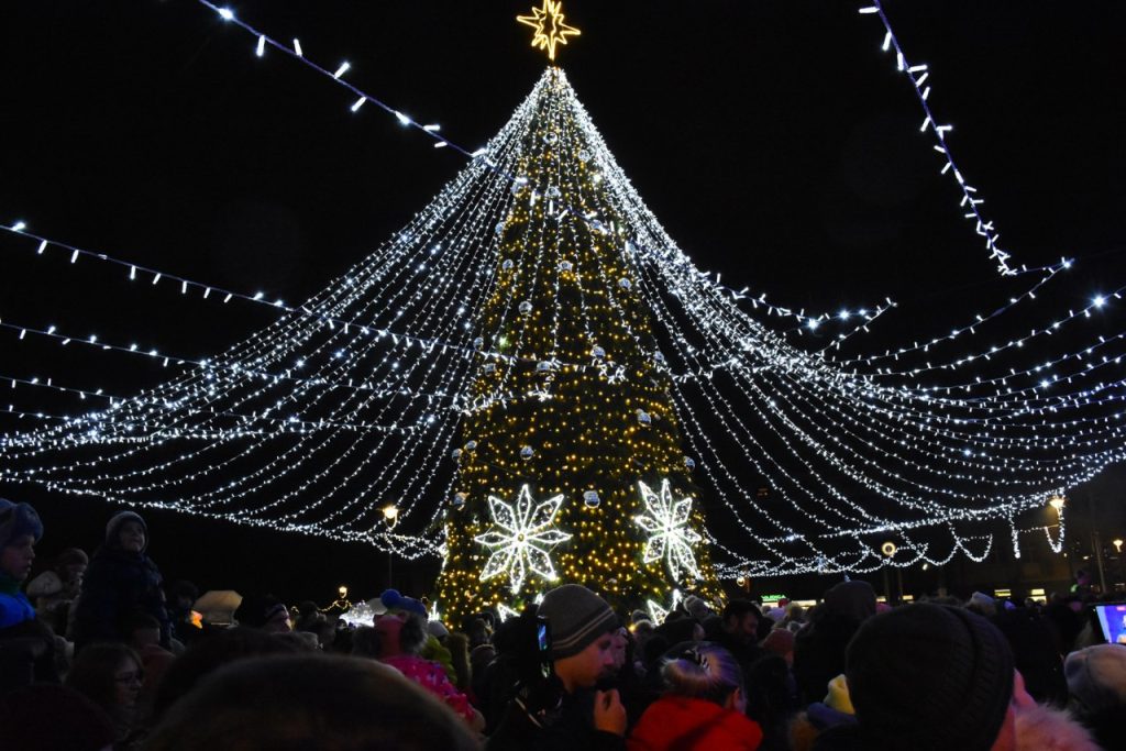 2022-12-02 Plungėje, Senamiesčio aikštėje, po spindinčių girliandų skraiste sužibo puošni kalėdinė eglutė!