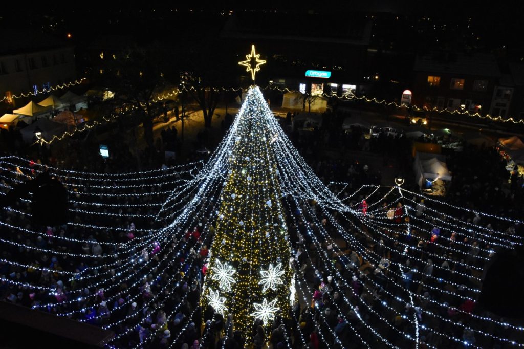 2022-12-02 Plungėje, Senamiesčio aikštėje, po spindinčių girliandų skraiste sužibo puošni kalėdinė eglutė!