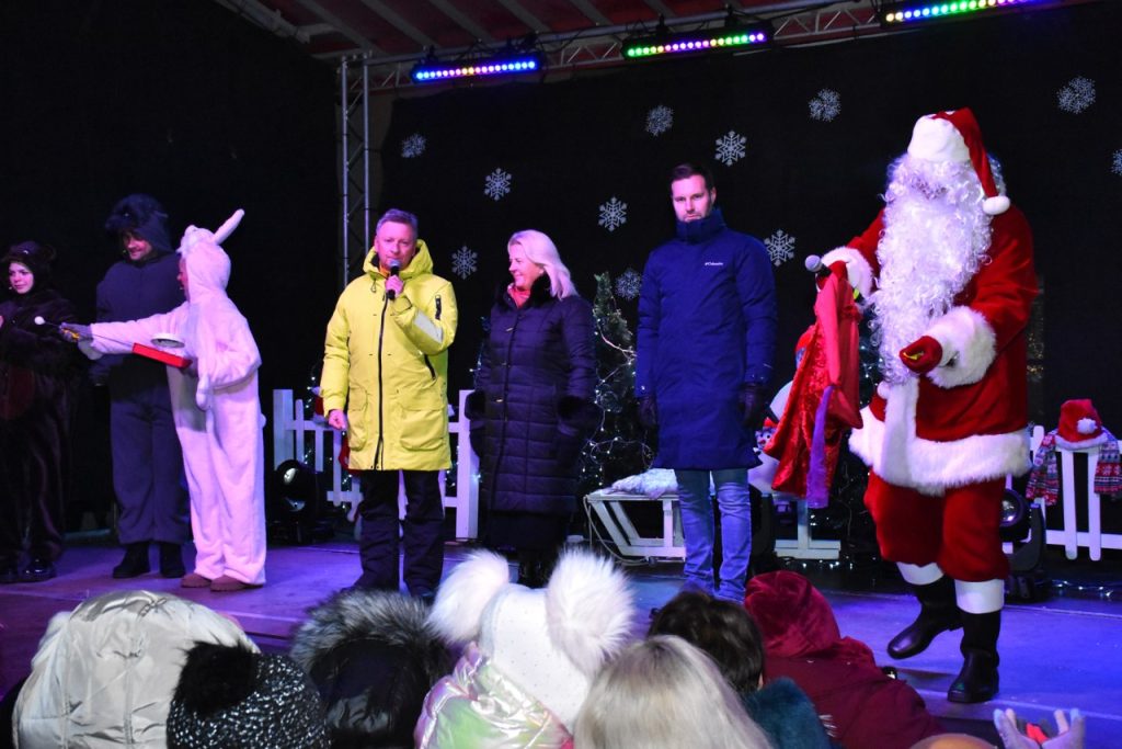 2022-12-02 Plungėje, Senamiesčio aikštėje, po spindinčių girliandų skraiste sužibo puošni kalėdinė eglutė!