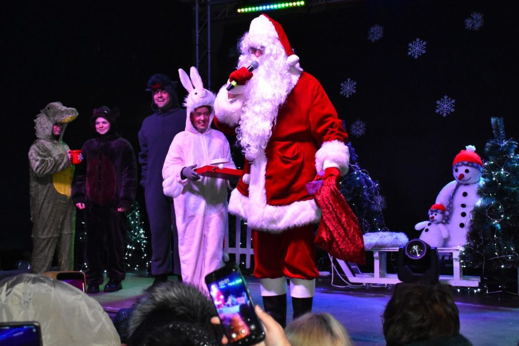 2022-12-02 Plungėje, Senamiesčio aikštėje, po spindinčių girliandų skraiste sužibo puošni kalėdinė eglutė!