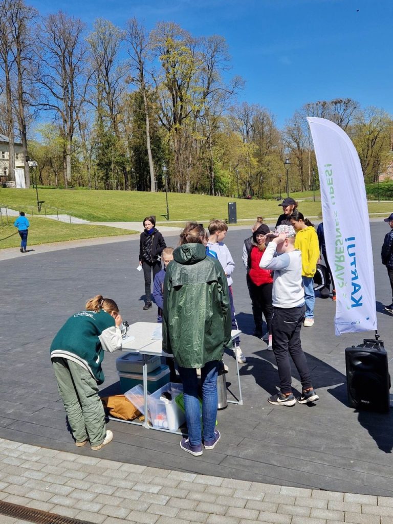 2023-05-06 Akcija „Kartu! Už švarias upes!“, Plungės akademiko Adolfo Jucio progimnazijos 5 – 8 klasių mokiniai