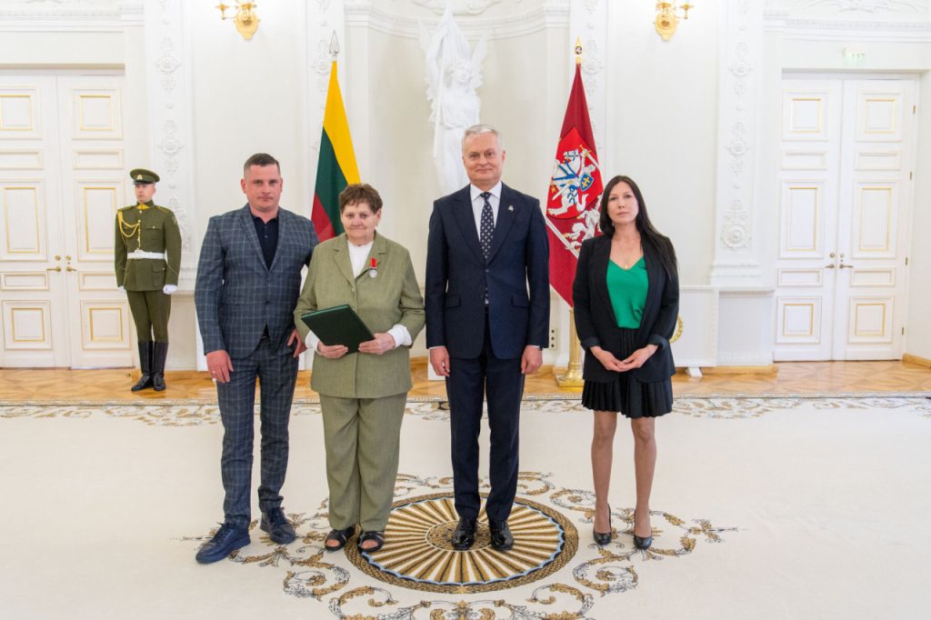 2023-05-04 Prezidentas Gitanas Nausėda ordinu „Už nuopelnus Lietuvai“ medaliu apdovanojo Alvyrą Petreikienę (Kumžaičių k.).