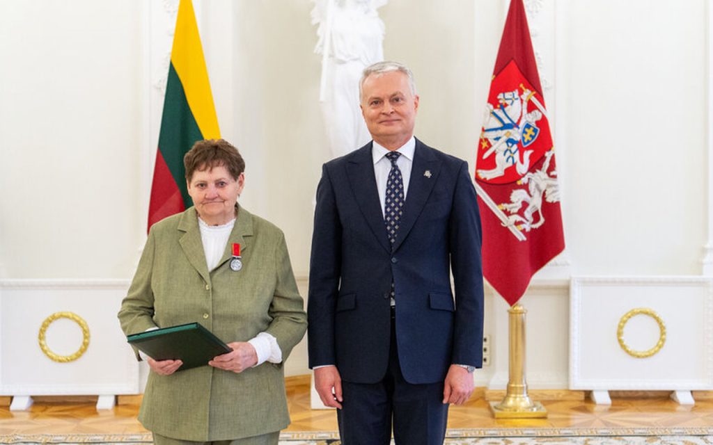 2023-05-04 Prezidentas Gitanas Nausėda ordinu „Už nuopelnus Lietuvai“ medaliu apdovanojo Alvyrą Petreikienę (Kumžaičių k.).