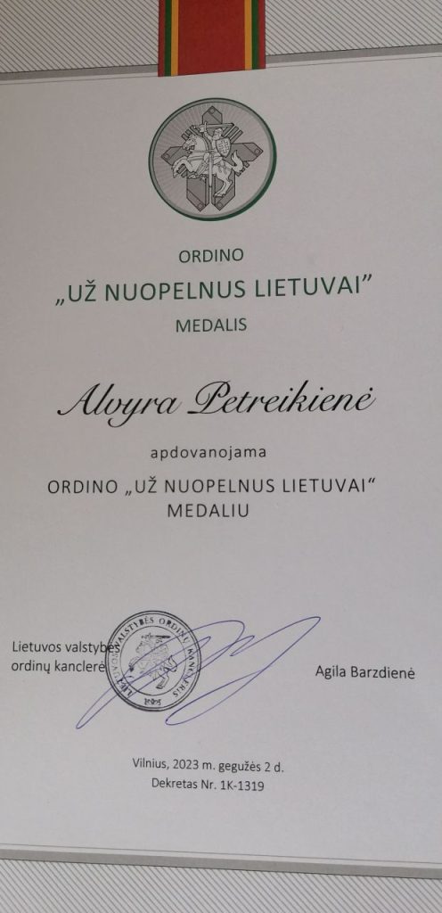 2023-05-04 Prezidentas Gitanas Nausėda ordinu „Už nuopelnus Lietuvai“ medaliu apdovanojo Alvyrą Petreikienę (Kumžaičių k.).