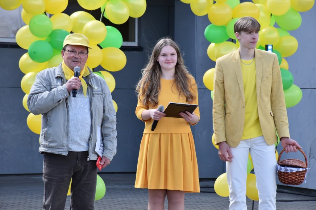 2023-05-05 Plungės „Saulės“ gimnazijai – 25-eri. Buvęs ilgametis mokyklos direktoriaus pavaduotojas, o vėliau ir direktorius Algimantas Budrys (kairėje)