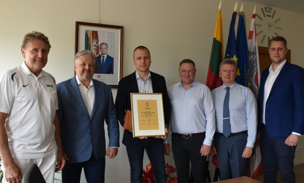 2023-05-25 Savivaldybėje lankėsi Regionų krepšinio lygos (RKL) prezidentas Vidas Butkus, direktorius Remigijus Kuodis ir krepšinio legenda Valdemaras Chomičius. Lygos vadovų susitikimą su Plungės rajono savivaldybės meru Audriumi Klišoniu organizavo Plungės krepšinio komandos „Olimpas“ vadovas Rimas Dužinskas