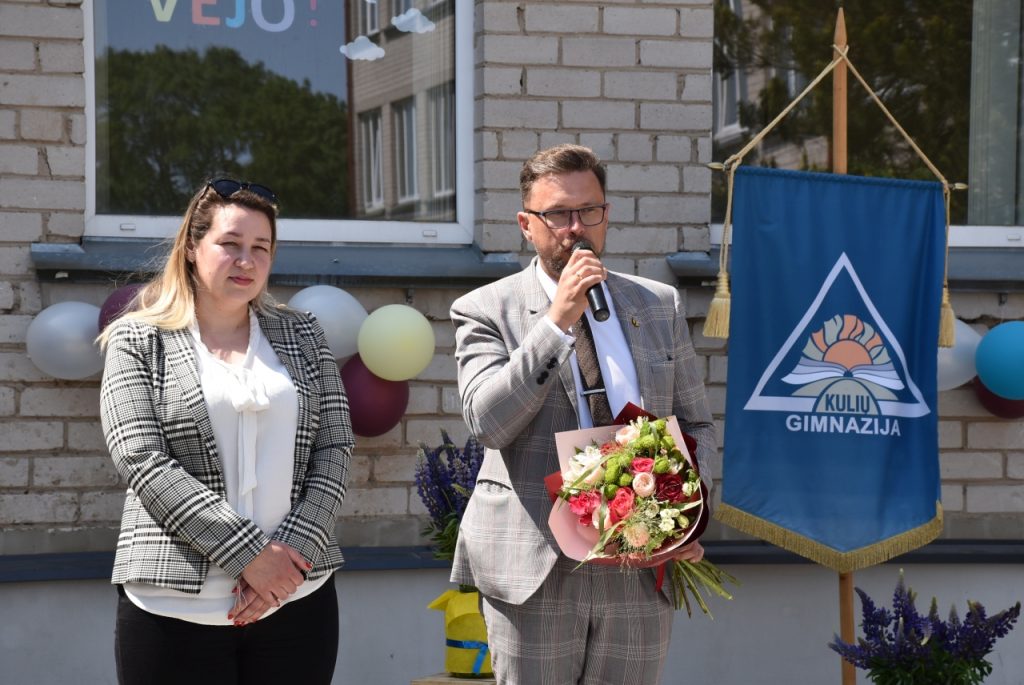 2023-06-01 paskutinis skambutis suskambo ir 15-ai Kulių gimnazijos dvyliktokų, kuriuos pasveikino Plungės rajono savivaldybės vicemeras Žydrūnas Purauskis ir mero patarėja Vilma Šarnienė