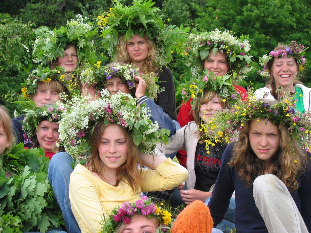 Vasara įsisiūbavo, o su ja ir gausybė įvairiausių renginių visoje Lietuvoje, bet šį kartą – apie Platelius, kurie šįvakar kviečia į tradicines Jonines, sekmadienį – į Šv. Petro ir Pauliaus atlaidus, liepos 1-ąją – į daug gerų emocijų dovanosiančią Petrinių šventę, o nuo liepos 6-osios – į tradicinius koncertus ant Platelių ežero vandens!