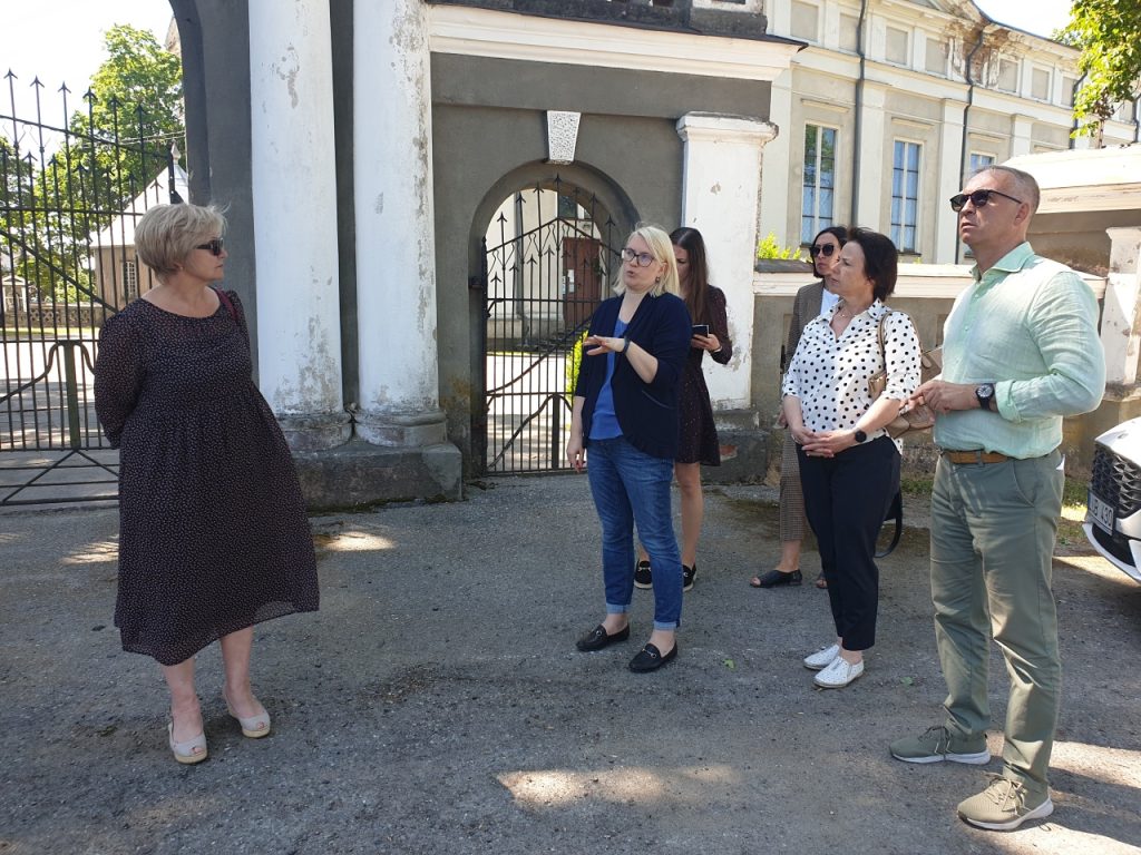 Kulių Šv. vysk. Stanislovo bažnyčios šventoriuje