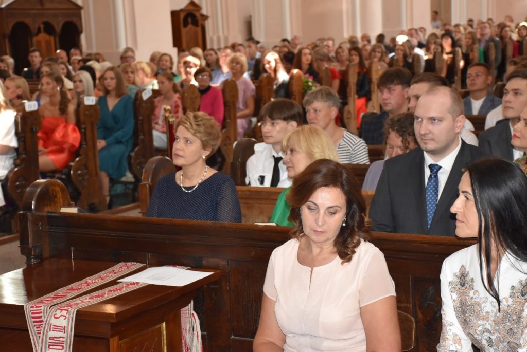 2023-07-21 Plungės „Saulės“ gimnazijos brandos atestatų įteikimo ceremoniją Plungės Šv. Jono Krikštytojo bažnyčioje