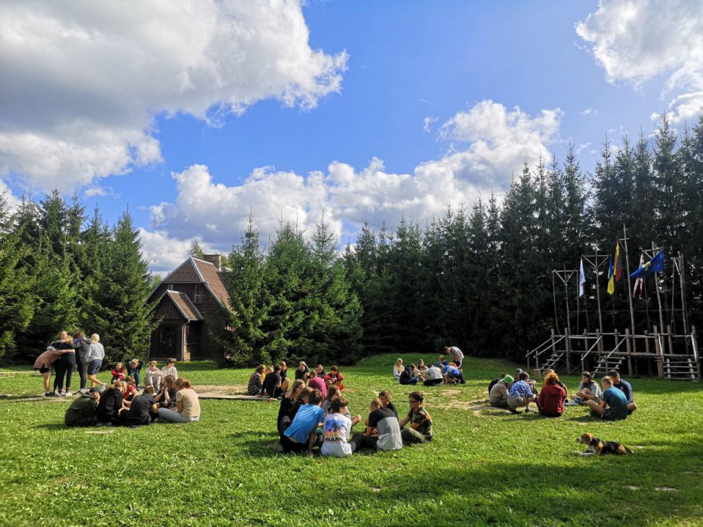 tarptautinio projekto „United We Stand“ skautų sodyboje dalyviai