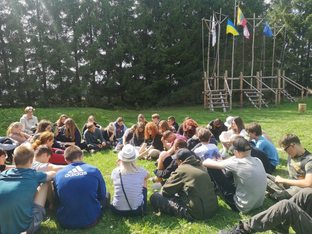 tarptautinio projekto „United We Stand“ skautų sodyboje dalyviai