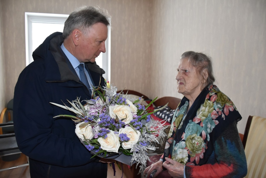 Barborą Drasutavičienę 102-ojo gimtadienio proga pasveikino Plungės rajono savivaldybės meras Audrius Klišonis