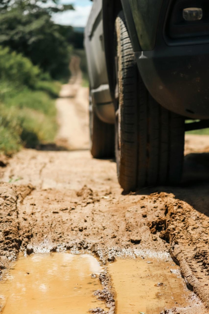 Automobilio padanga duobėtame kelyje