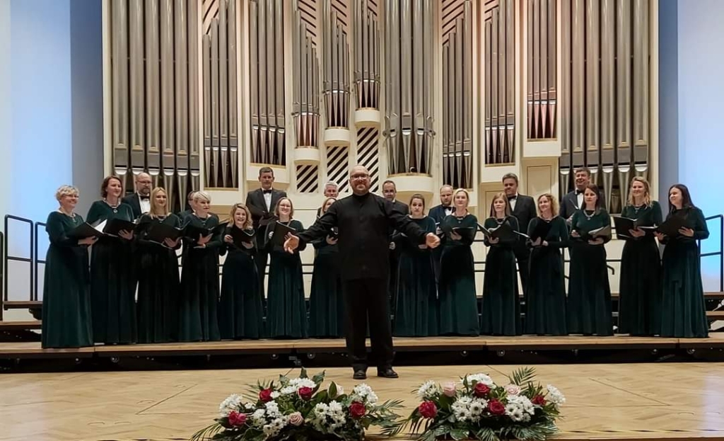 Šiaulių kultūros centro kamerinis choras „Atžalynas“, vadovas Mindaugas Žalalis