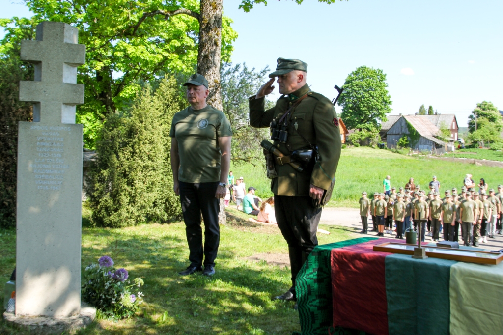 Meras Audrius Klišonis ir LŠS vadas Linas Idzelis padėjo gėlių prie paminklo partizanams