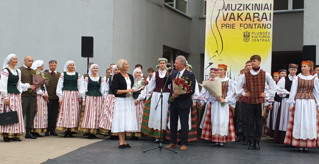 Iloną Baltikauskaitę sveikina Savivaldybės meras Audrius Klišonis