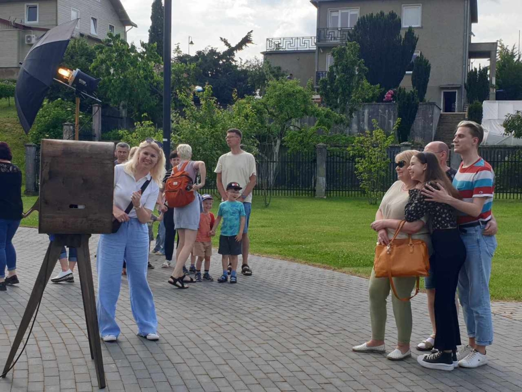 Galimybė įsiamžinti momentiniu fotoaparatu