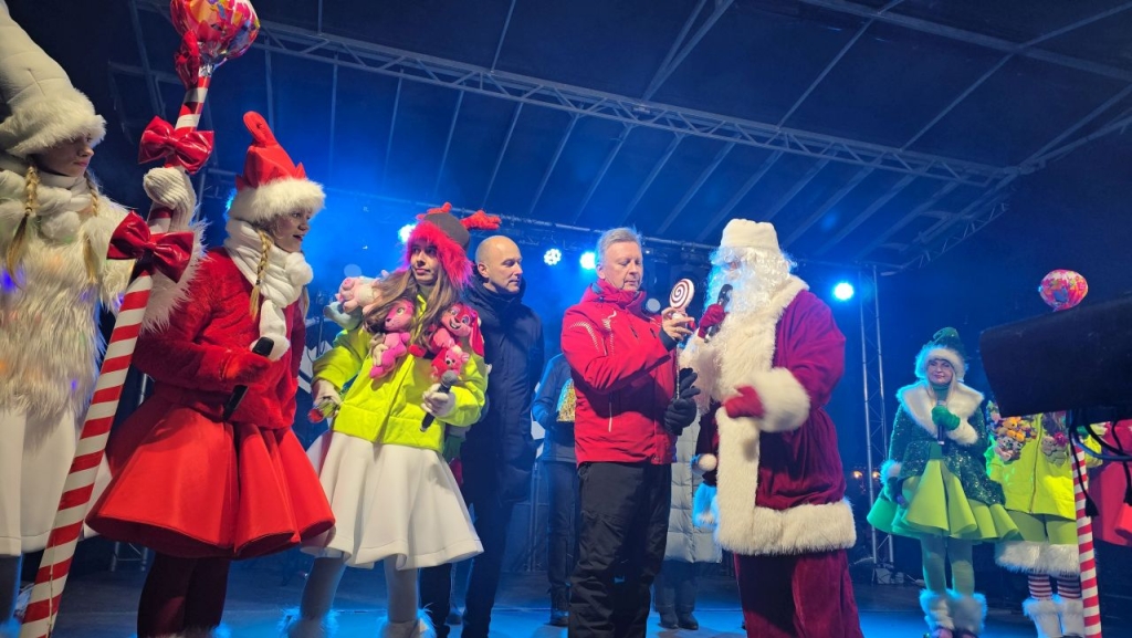 Kalėdų senelis eglutę įžiebti patikėjo Plungės rajono savivaldybės merui Audriui Klišoniui