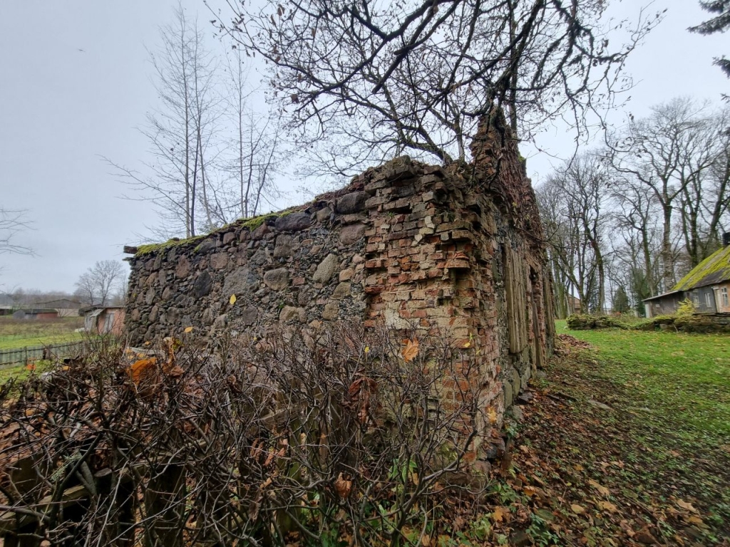 Šateikių dvaras, ledainė (pastato likučiai)