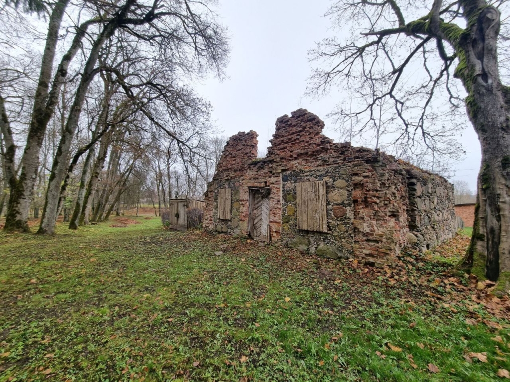 Šateikių dvaras, ledainė (pastato likučiai)